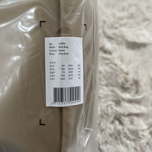 RAINS Box Bag Sand - Picture 5 of 6